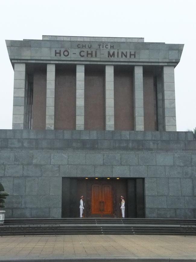 衛兵が身動きもせず守っています。