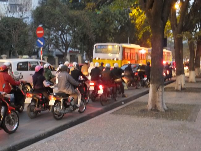 夕方のハノイ中心街の光景。バイク渋滞です。