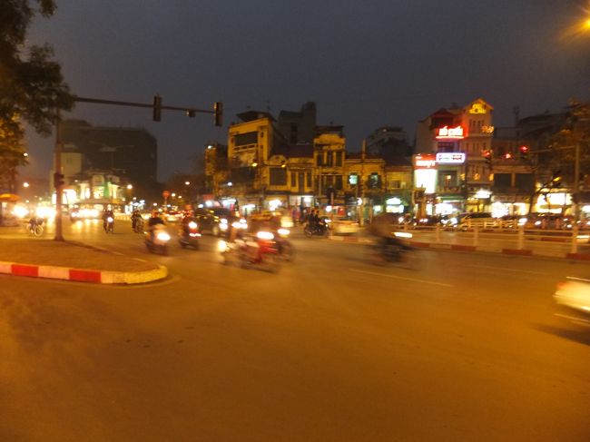 ものすごい勢いで大量のバイクが向かってきます。道路を渡る際もカンボジアでの経験が生きました。