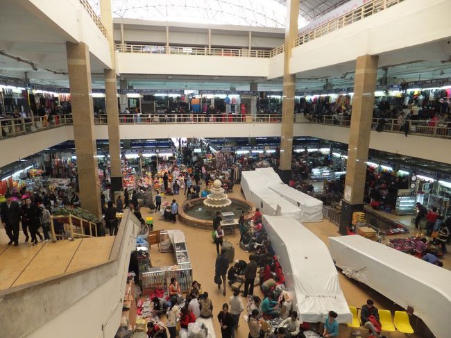 ドンスアン市場です。ハノイ中心部で最大の市場でした。ここでお菓子を購入。