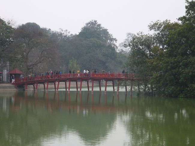 この橋の先には小島に浮かぶ玉山寺があります。