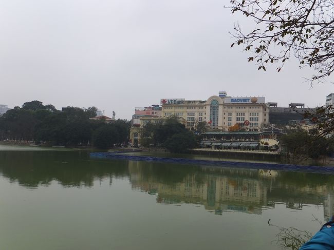 またまた湖です。ホアンキエム湖です。