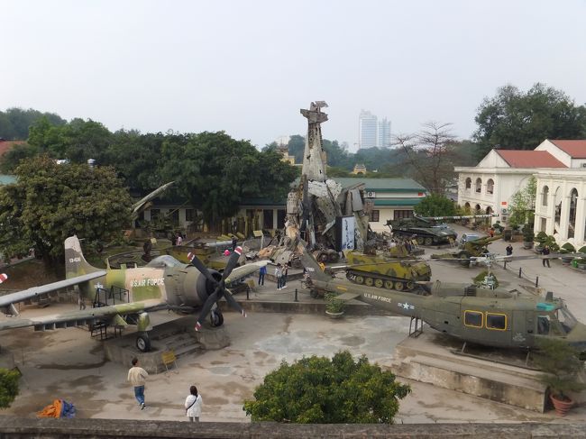 ベトナム戦争時代の墜落機などの遺物が見えます。