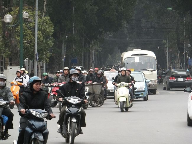 日が落ちるにつれてバイクの交通量が増えてきました。