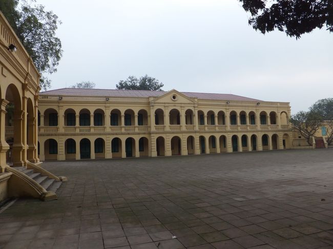 ハノイ城の裏手はおしゃれな宮廷のような建物が並んでいました。