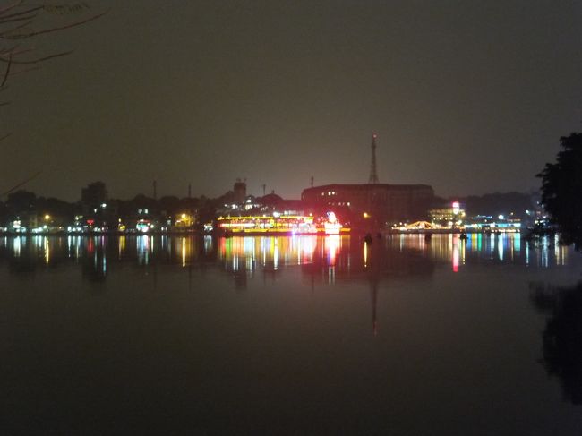 西湖周辺の夜景はキレイです。船のレストランがネオンで輝いていました。