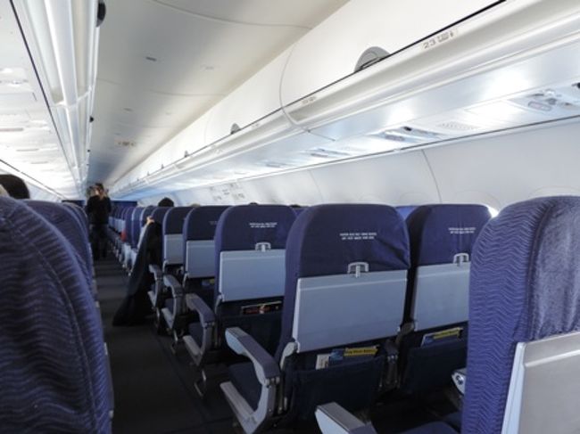 １時間ほど待ち、ようやく搭乗。4×25くらいの比較的小さな飛行機だが、この日はガラガラ、日本人は見当たらない。