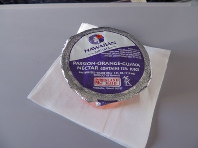 離陸後のジュース。パッションオレンジグァバジュース（略してPOGと言うらしい）