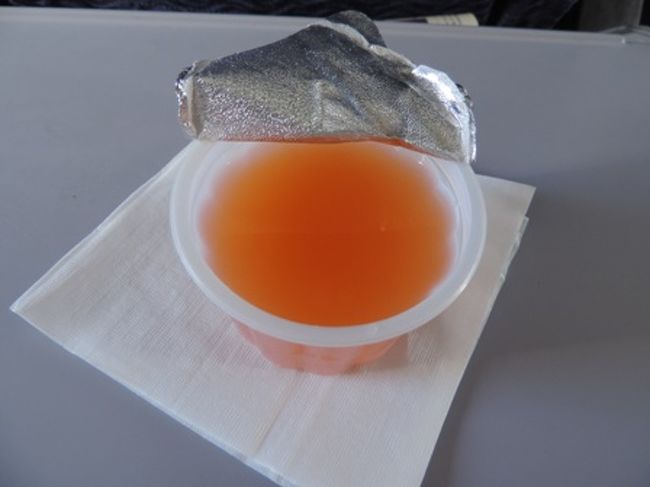 開封してみた。中はオレンジ色。開封後約１秒で飲みきった。さっぱりとして甘すぎず意外といけます。