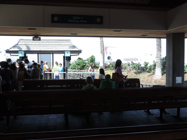 コナ空港の風景。ホノルルよりもオープンです。
