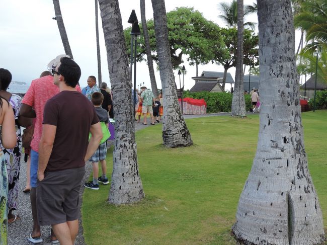 シュノーケルを楽しんだ後は、キングカメハメハのルアウショーへ。<br />このルアウショー、隔日になっているので開催日はネット等で要確認です。かなり混むので予約しておくといいですよ。