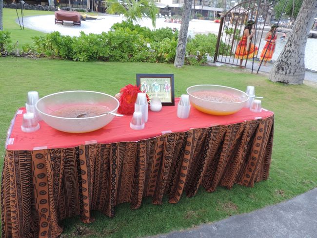 最初に、マイタイ、フルーツパンチなどのウェルカムドリンクが振る舞われる。マイタイ美味しい。