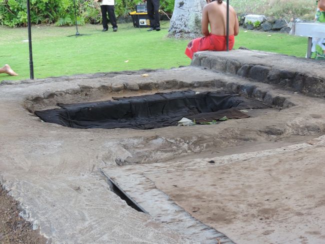この穴はカイルアピッグという、ハワイ伝統の豚の丸焼きをつくるためのものです。カイルアピッグはまさにこの中です。