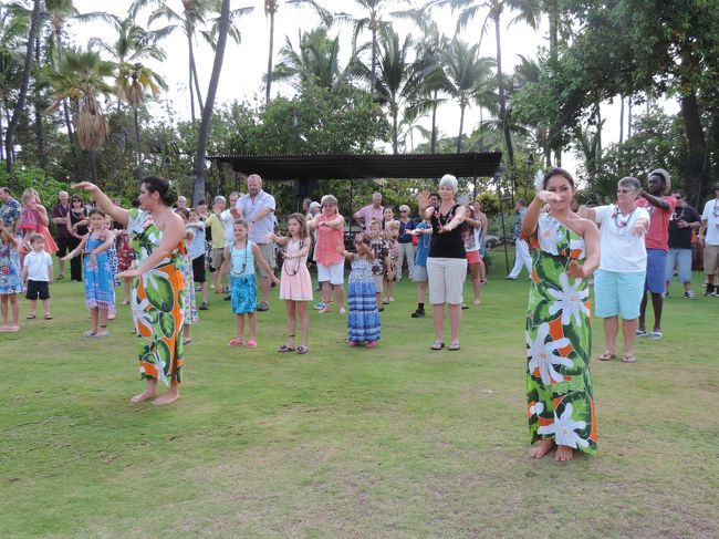マイタイを飲みながら、フラのレッスン鑑賞。ルアウショー参加していればみんな参加できます。