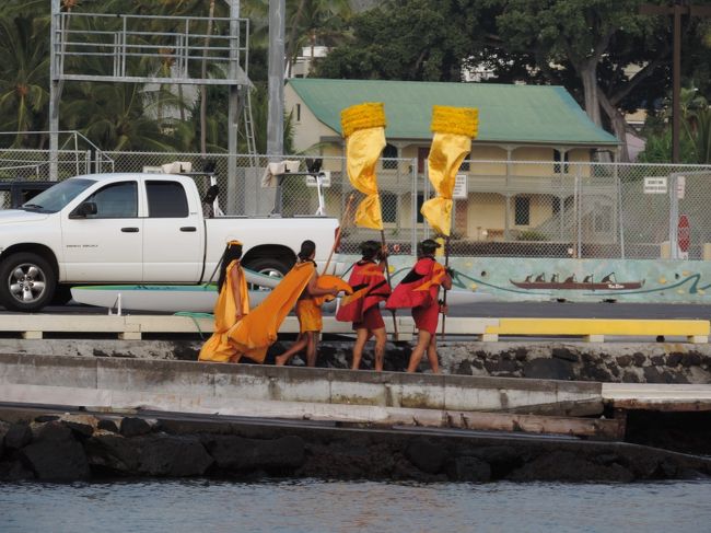 フラを鑑賞していると対岸に奇抜なファッションの軍団が。
