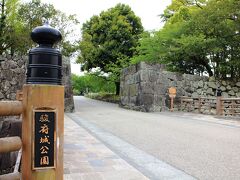 腹も満ちたところで静岡の中心部に戻り、次の目的地の駿府城を目指します。

三重の堀に囲まれた平城の駿府城は、関ヶ原の戦いによって天下が治まった慶長１２年、大御所家康公の隠居城として築城されました。

まずは駐車場を探して外堀に沿った道路を走ると、体育館や市民会館の利用者のための地下駐車場が見つかりました。

これらの施設の他にも、県庁や学校などが城を囲むように立ち並んでいます。

しかしここは三の丸。

ここより更に外側には外堀があり、今見えている堀は中堀でしかありません。

この事実を見ただけでも、駿府城の規模の並ならぬことが感じられます。