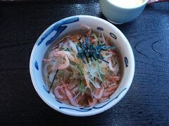 車に戻ったとたんに大雨が襲い、もう傘無しでは移動できなくなってしまいました。

東名高速道路を通って宿泊地の富士市へ向かいますが、途中で富士川サービスエリアに立ち寄って、少し早目の夕食をとることにしました。

しかしサービスエリアの食堂には食欲をそそるものがなかったので、お隣の道の駅「富士川楽座」へと移動。

４階の、富士山が間近に見えるというレストランへ入ることに。

当然ながら窓に富士山の姿はありませんでしたが、名物のひらら冷麺を食べることが出来ました。