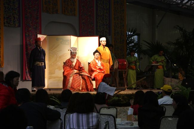 琉球王朝ショー、、、<br />手前で古武道の演舞中・・