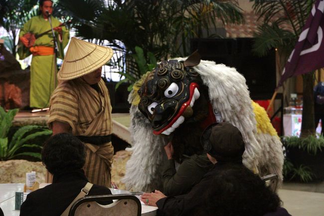 獅子が、お客さんの頭をカジル・・・噛まれた人は御利益に授かる、、（内地と一緒かな・・）
