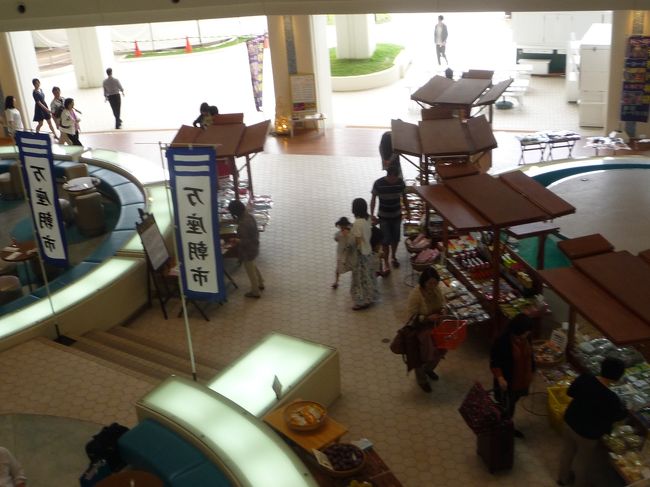 ホテルロビーで朝市をしていました。<br />