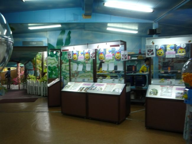 写真販売コーナー<br /><br />パイナップル号に乗る前と、パイナップル号で<br />移動中に１回写真撮影があります。<br /><br />その後は、お土産コーナーです。<br />ここが、１番のメインと言った感じで<br />店員さんの数がやたらと多いです。