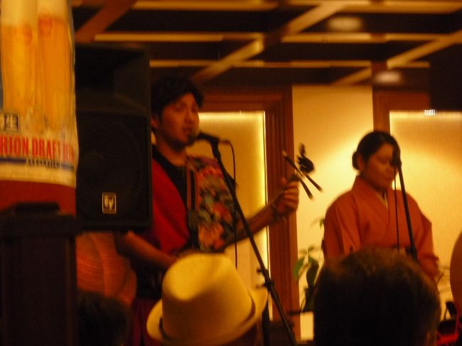 夕食は、御菓子御殿　国際通り松尾店<br />２階にあるレストラン「琉球ダイニング松尾」で<br />三線ショーを鑑賞しながら頂きました。<br /><br />