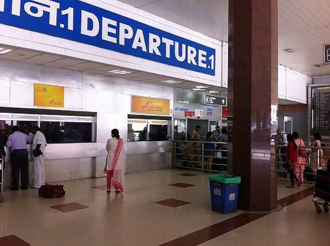 チェンナイ空港は各ターミナルが横一列に並んでいて、向かって右が国際／左が国内となる。<br />国内ターミナル1 （ジェットエアウエイズはここから出る）<br />