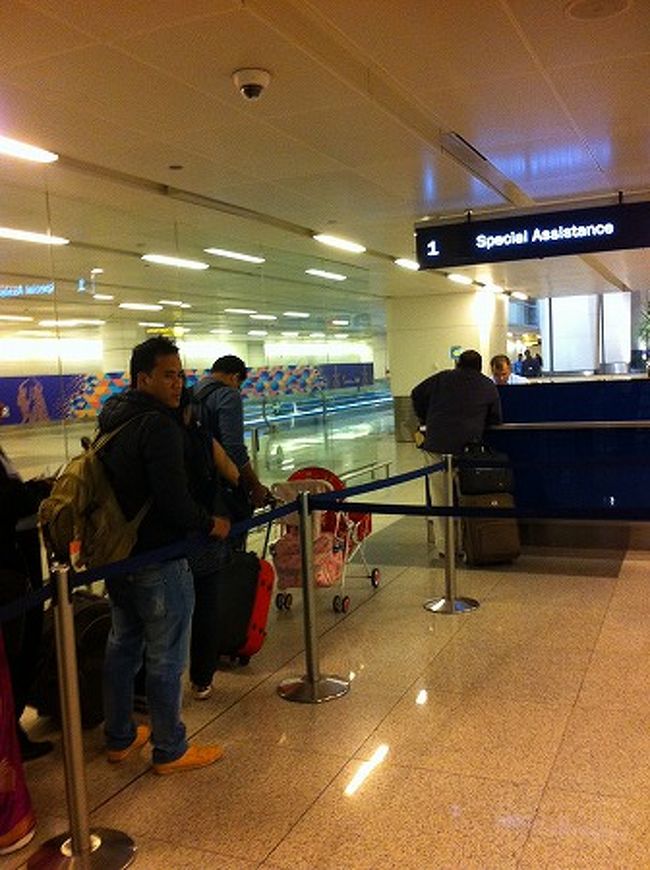 表示をくぐるとすぐにパスポートコントロールのカウンター。<br />通過する人数が少ないが、対応する係官数も少なく、かつ仕事がノロいので一人一人に無駄な時間が費やされる。乗継時間に余裕のない人などは結構焦ることになるが、わざと焦らせて喜んでいるかのような底意地の悪さを感じる。北インドの下層公務員にありがちな態度だ。<br />