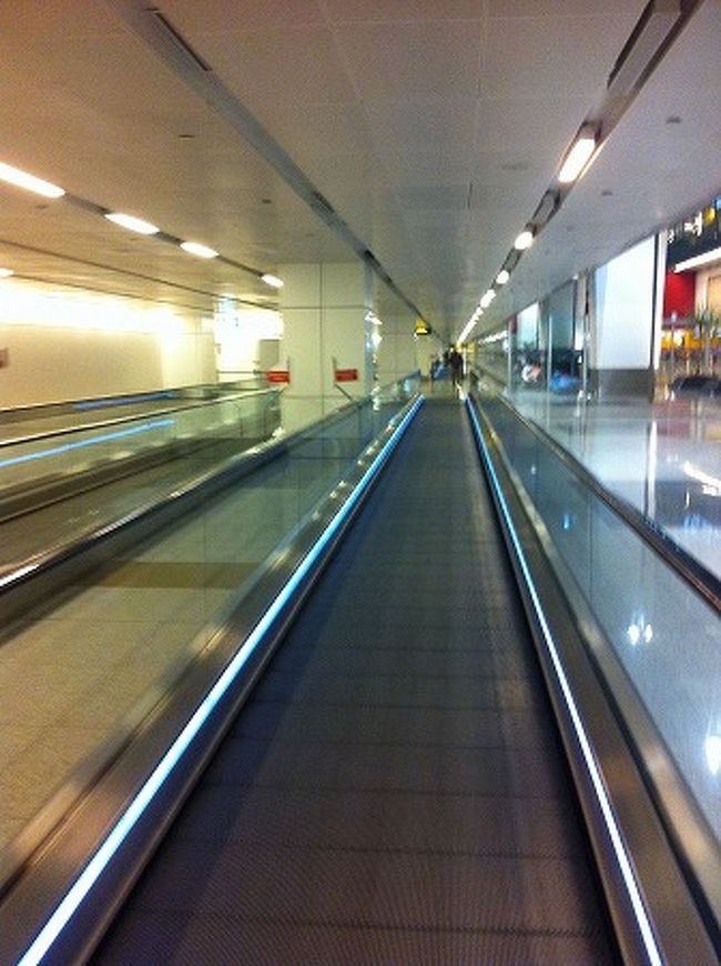 ヴィザのページに出国スタンプの押印を確かめたら、長い通路を渡る。<br />ちなみに2012年11月から一度インドに入国してから2か月を経過しなければ、申請なしで再入国は出来ないという旅行者に不満の多かった、所謂観光ヴィザの二か月ルールという妙な条項は撤廃された模様。