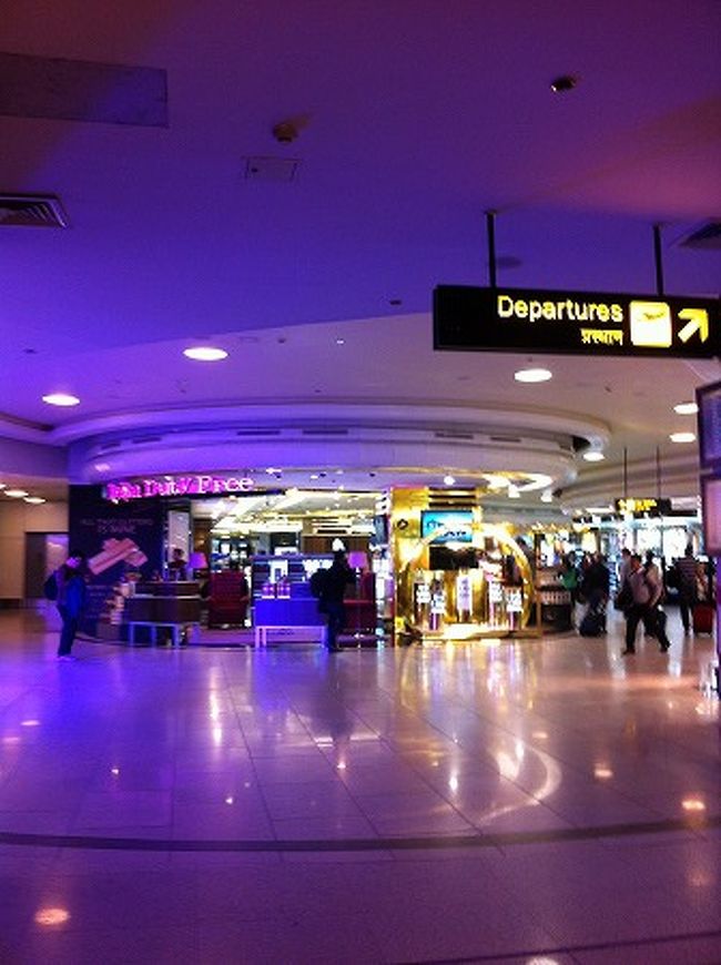 エレベーターを上がると、デリー始発の他の多くの乗客たちと同一のフロアーに出る。<br />ここで搭乗ゲートを電光掲示板で確認し、香港行きキャセイ便の乗込みの時間をダラダラと待つ訳である。