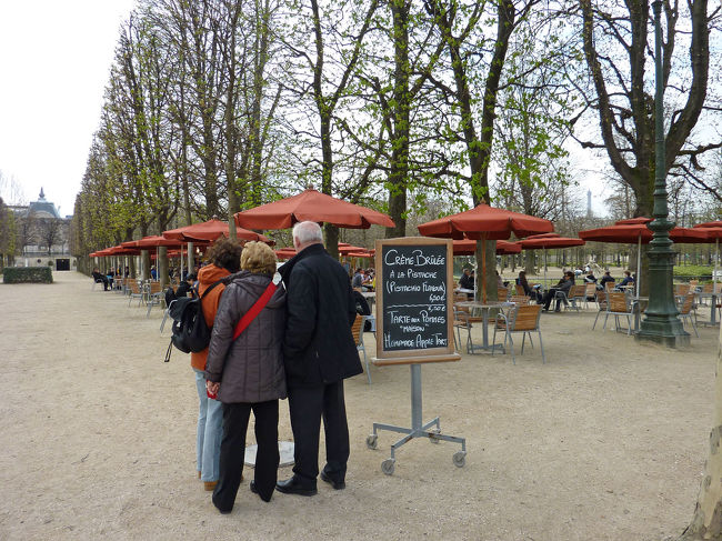 クレーム・ブリュレでも食べようかな。<br />でも６ユーロ以上するのか。<br />やめよう。