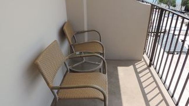 ラナイ。テーブルもついています。