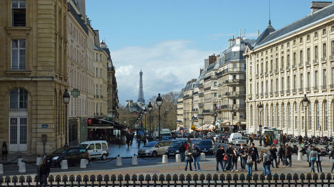 反対側を見たところ。<br />遠くにエッフェル塔が見えます。