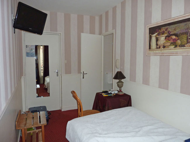 宿は日本から予約しておいた<br />Hotel de l'Avreのシングル。<br />http://www.hoteldelavre.com/tarifs_fr.html<br /><br />もっと安い所にすればよかったかな。<br />