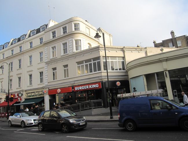 本日はアスコットへ向かいます。<br />リッチモンド駅からでも行けるようですが、<br />今回は始発駅のウォータールー駅から出発します。<br /><br />ホテルから地下鉄でウォータールーへ。<br />そこで鉄道に乗り換えます。