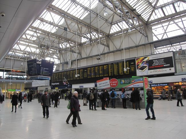 駅はこんな感じでとっても広いです。<br /><br />券売機で乗車券を購入しました。