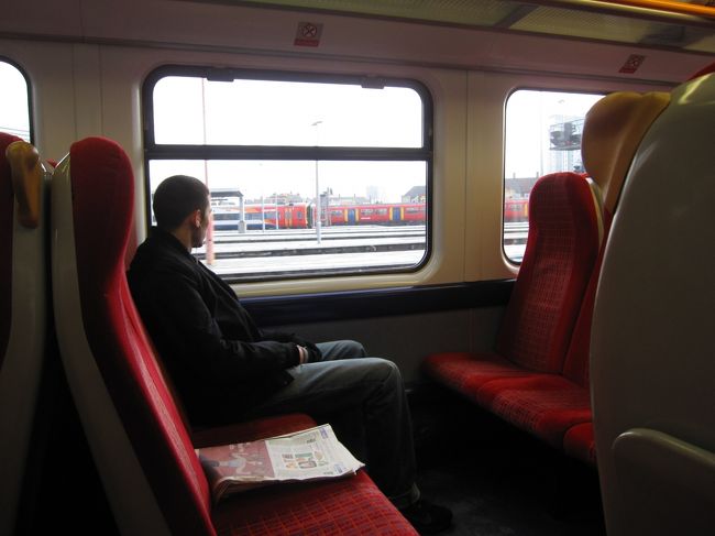車内はこんな感じ。横３席と２席の２タイプがあります。<br />私は２席のところに座りました。