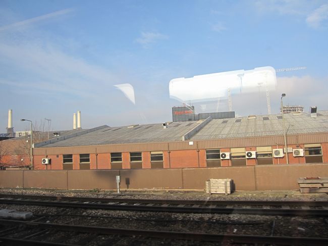 電車の外はレンガ造り。