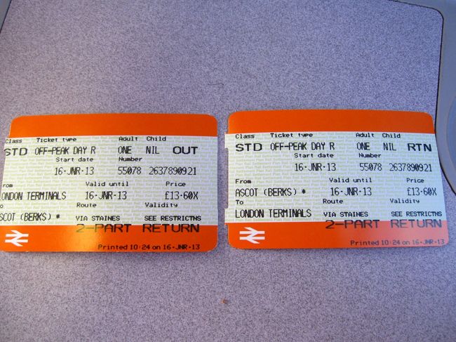 往復の乗車券です。<br />その日の内に帰ってくるなら<br />往復で買うと料金が安くなります。