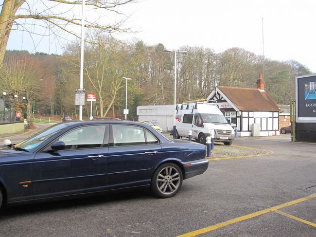 駅を出るとタクシーが１台停まっていました。<br />競馬場までどれくらいか分からないのでとりあえずタクシーに。