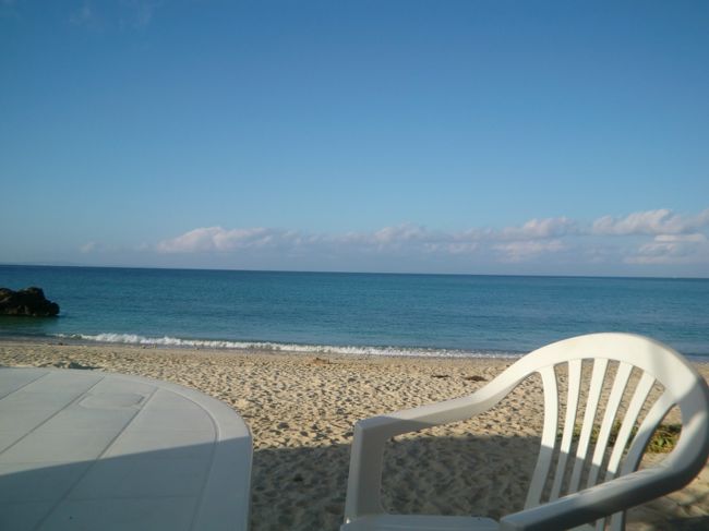 那覇ICから沖縄自動車道に乗り、終点の杵田ICを通過して、暗闇の中をホテルまで向かった。<br /><br />本部町浜辺近くのホテルは、民宿みたいな感じの建物だったが、浜辺のすぐ近くだったの、朝日を浴びての朝食は格別だった。