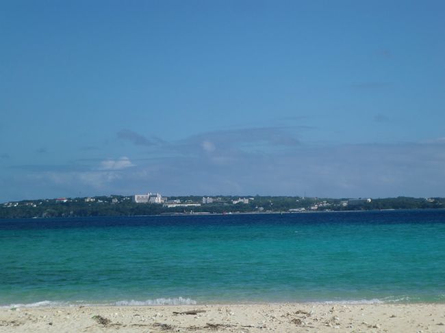 瀬底島を望む沖縄の海は、幾つもの青のコントラストで綺麗だ。