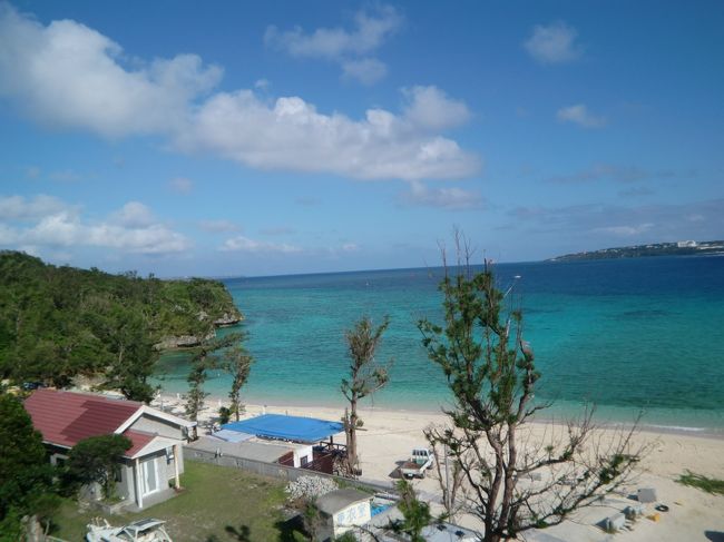 瀬底大橋から、手前が沖縄本島、奥が瀬底島。