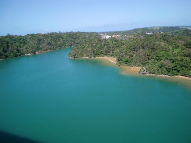 本島と屋我地島を挟まれた羽地内海は、コバルトブルー一色の神秘的な色をしている。