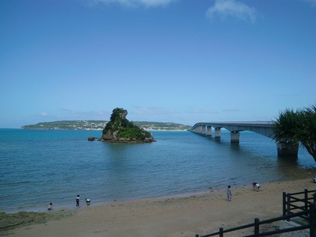 屋我地島と古宇利島を結ぶ古宇利大橋は長さ１９６０mあり、無料の橋としては日本で最長とのことだ。<br />平成１７年２月に完成したばかり。沖縄本島と島を結ぶ橋の中では最も長い。