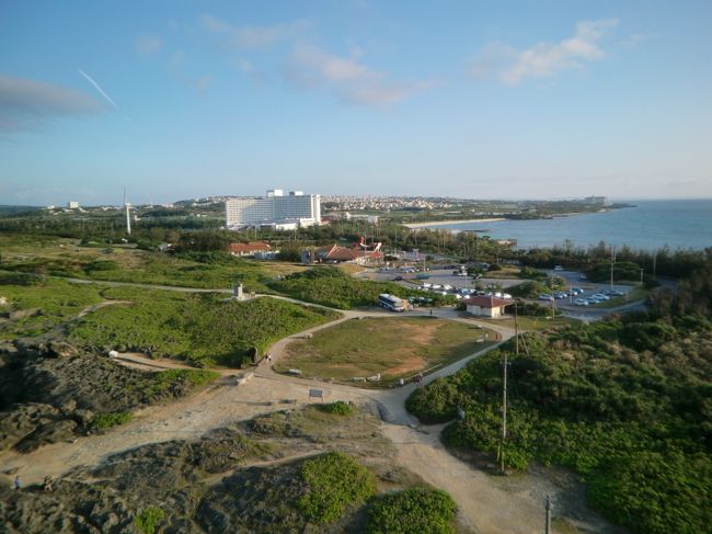 入場料を払って、階段で灯台に上った。<br />中央に見える白い建物が残波岬ロイヤルホテル。<br />灯台からは周囲の景気が良く見えた。