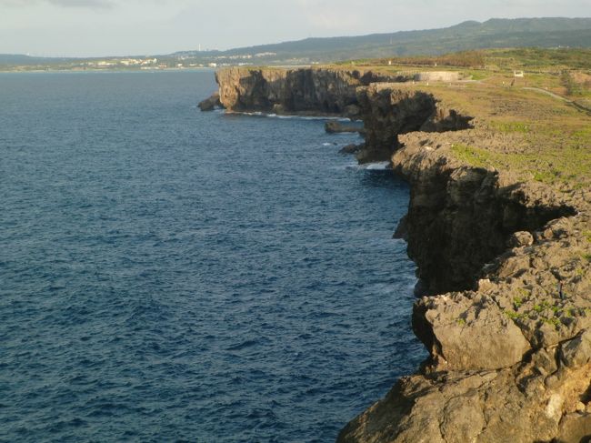 陸地が波にえぐり取られたような断崖絶壁が続く。