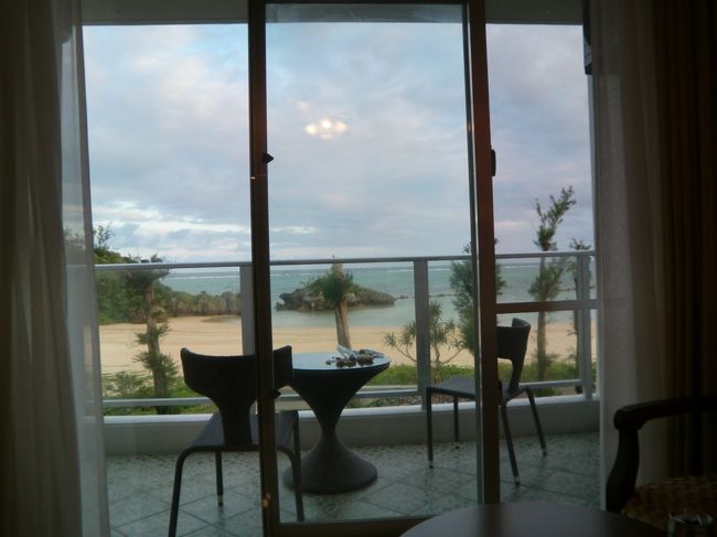 部屋からは海が見える。１０月なので、朝方は少し肌寒い感じだった。