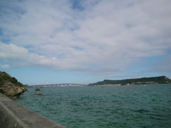 沖縄市を通過し、うるま市に入った。<br />浜比嘉島から平安座島を望む。<br />平安座島（へんざじま）は沖縄本島と海中道路で結ばれている。<br />手前の浜比嘉島は2.07平方kmで人口500人足らずの小さな島。