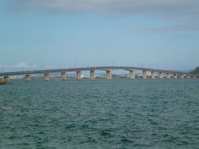 平安座島と浜比嘉島を結ぶ浜比嘉大橋。<br />全長1.43キロ。平成９年に完成